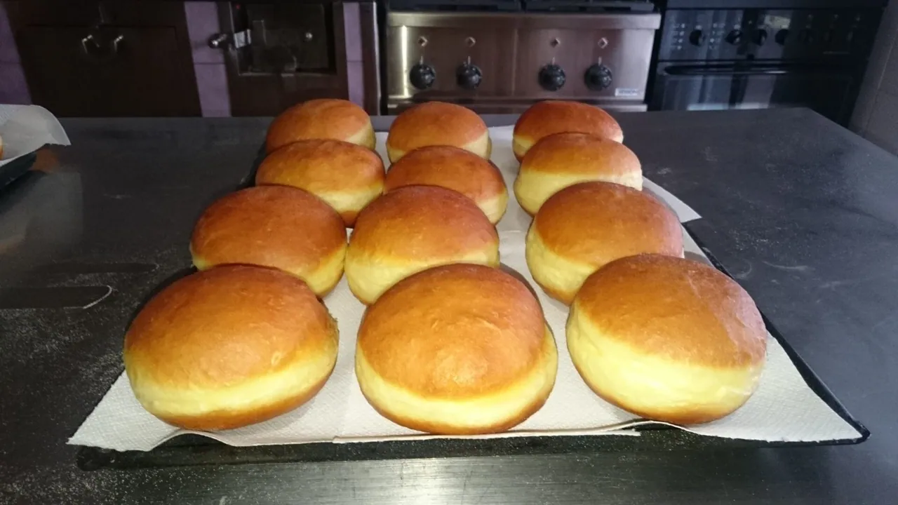 Sveže pečeni domači krofi