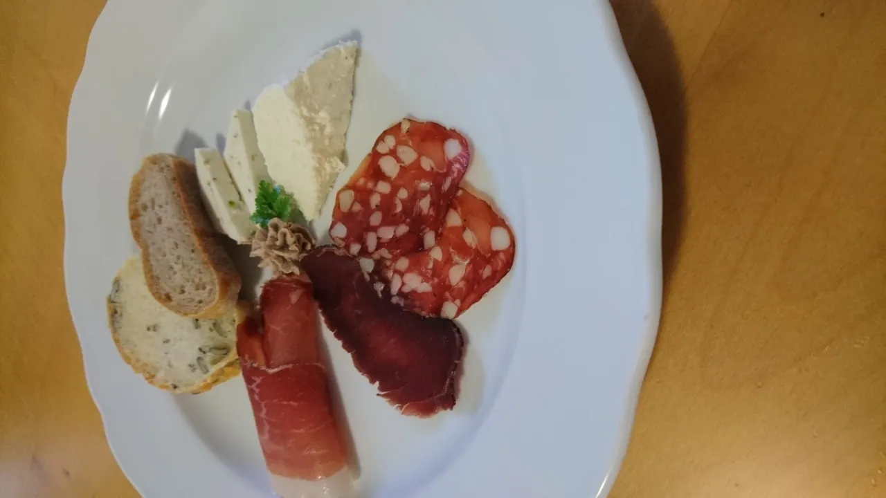 Domači narezek s hišnimi suhomesnatimi izdelki
