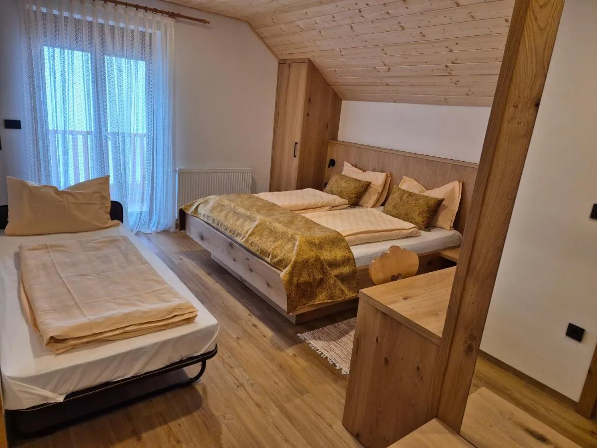 Dvoposteljna soba z dodatnim ležiščem na turistični kmetiji Ramšak