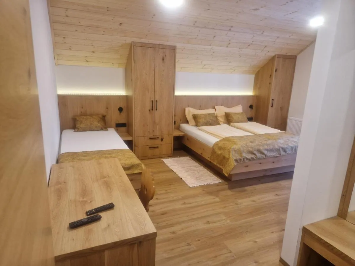 Soba z zakonsko posteljo na turistični kmetiji Ramšak