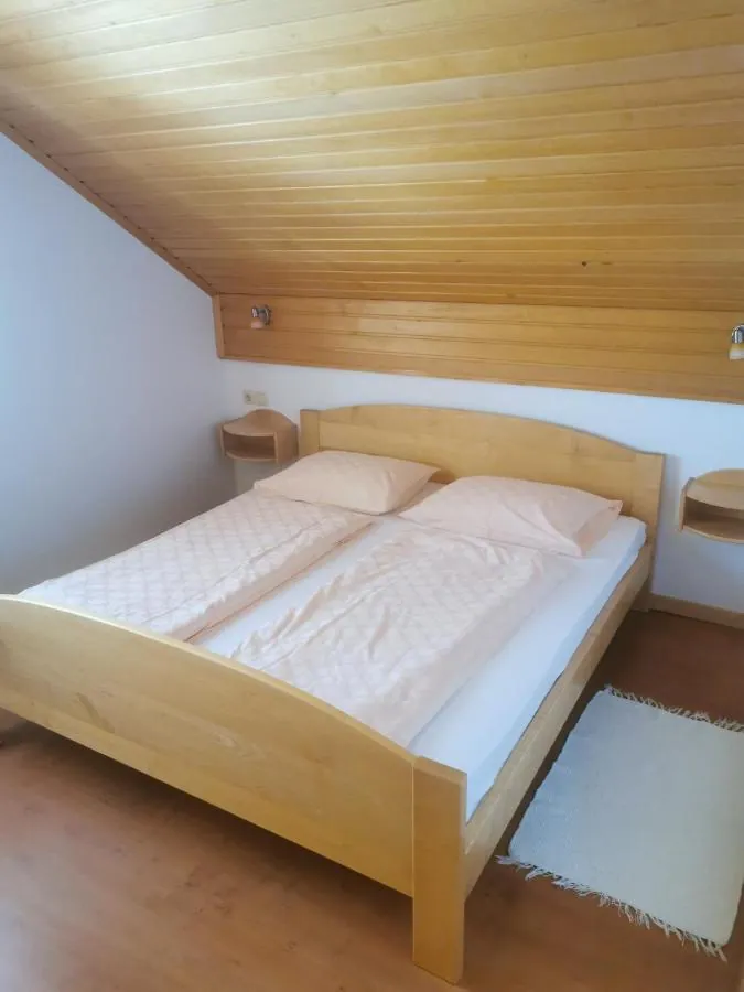 Podstrešna soba z lesenim stropom