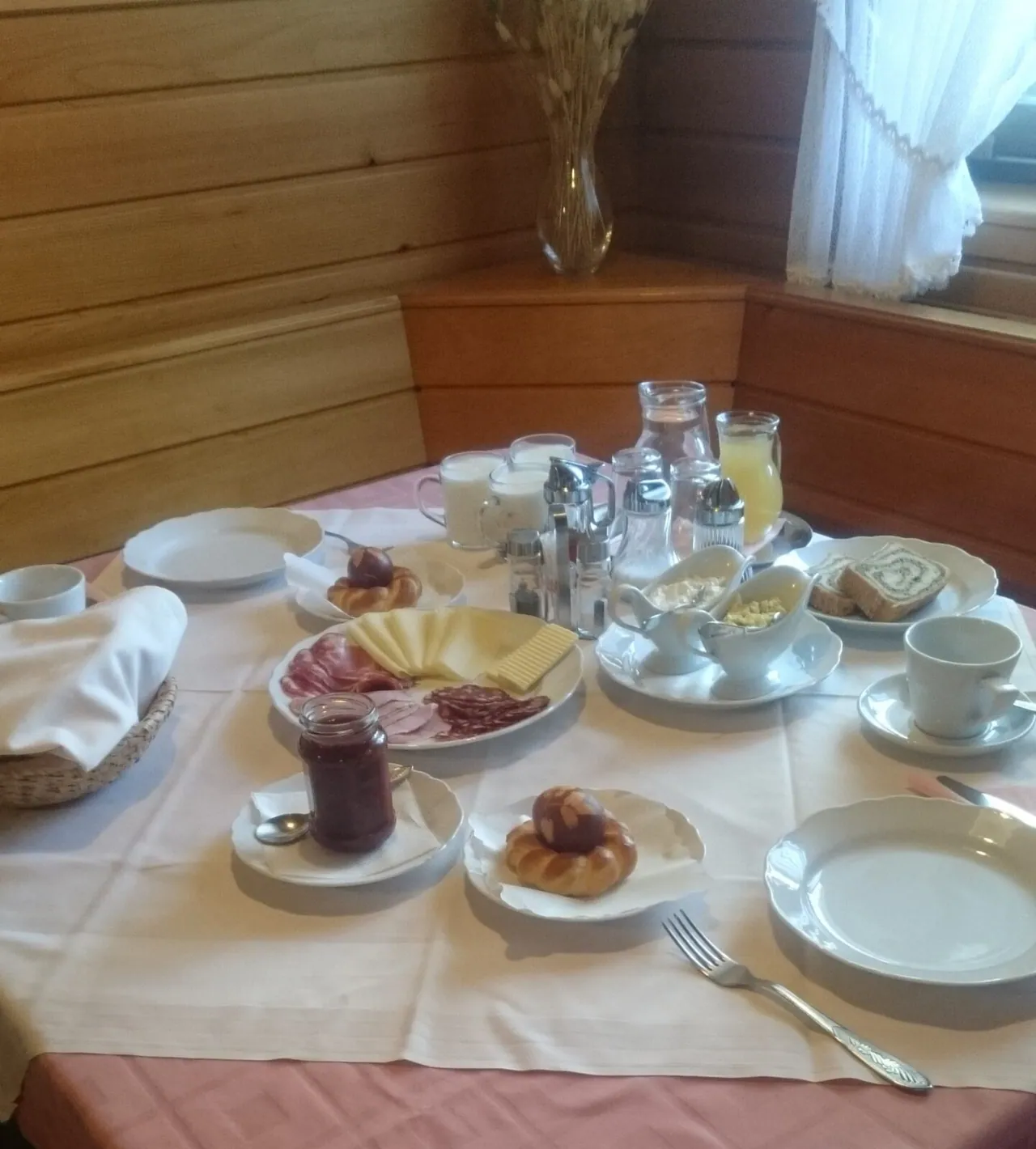 Pogrnjena miza za zajtrk z domačimi dobrotami