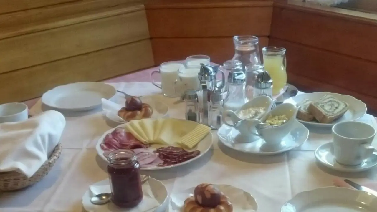 Pogrnjena miza za zajtrk z domačimi dobrotami